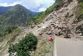 भूस्खलन से 14 लोगों की मौत, चार पर्वतारोही लापता भूस्खलन से 14 लोगों की मौत, चार पर्वतारोही लापता