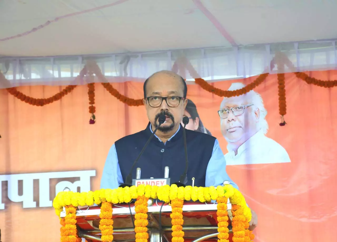 राज्यपाल रमेन डेका बलरामपुर-रामानुजगंज जिले के प्रवास पर पहुंचे राज्यपाल रमेन डेका बलरामपुर-रामानुजगंज जिले के प्रवास पर पहुंचे