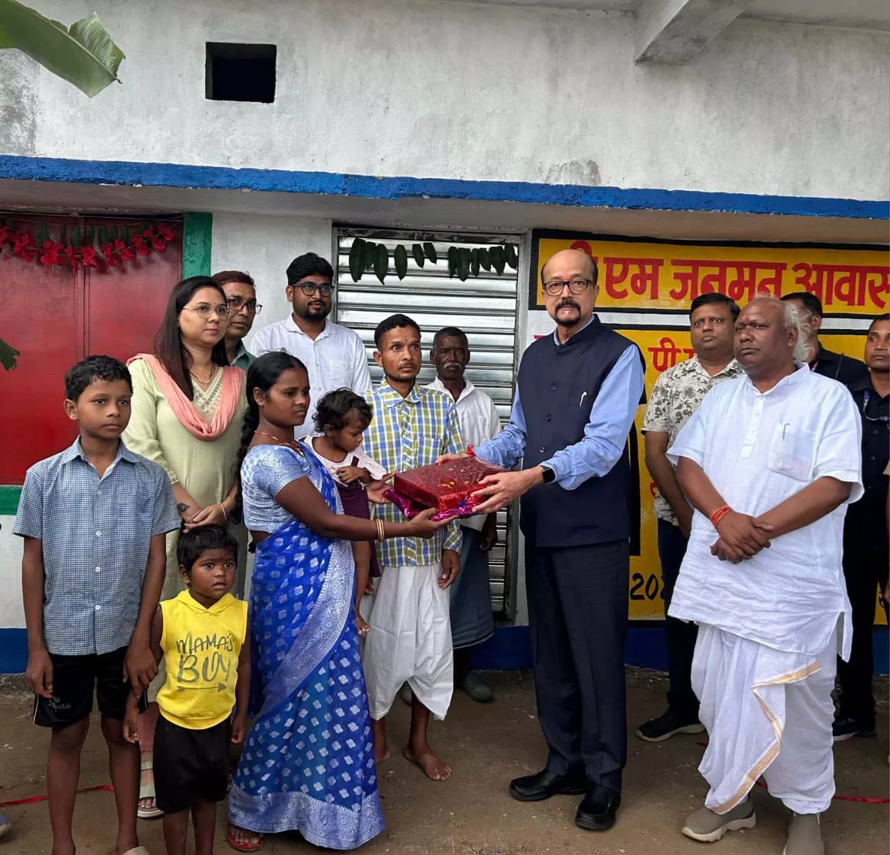 राज्यपाल ने पीएम जनमन आवास हितग्राही को सौंपी चाबी राज्यपाल ने पीएम जनमन आवास हितग्राही को सौंपी चाबी