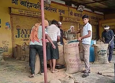 गुना: भावांतर योजना में सोयाबीन पंजीयन से किसानों को 5328 रुपए प्रति क्विंटल का लाभ, सरकार को सराहा गुना: भावांतर योजना में सोयाबीन पंजीयन से किसानों को 5328 रुपए प्रति क्विंटल का लाभ, सरकार को सराहा