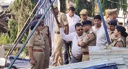 कोचिंग सेंटर धमाका: घटना स्थल पर पहुंचे कानपुर डीआईजी, अधिकारियों से ली जानकारी कोचिंग सेंटर धमाका: घटना स्थल पर पहुंचे कानपुर डीआईजी, अधिकारियों से ली जानकारी