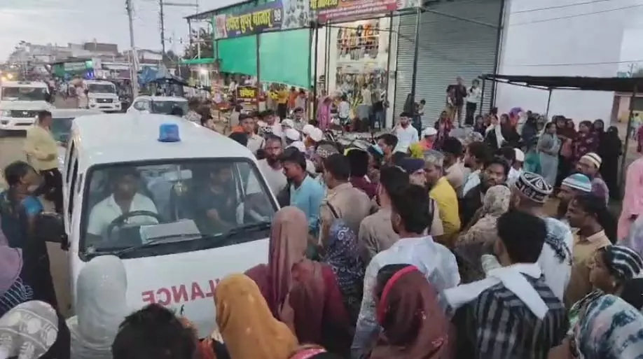 मुस्लिम नाबालिग ने फांसी लगाकर दी जान, भीड़ पर बहनों से छेड़छाड़ और मारपीट का आरोप मुस्लिम नाबालिग ने फांसी लगाकर दी जान, भीड़ पर बहनों से छेड़छाड़ और मारपीट का आरोप