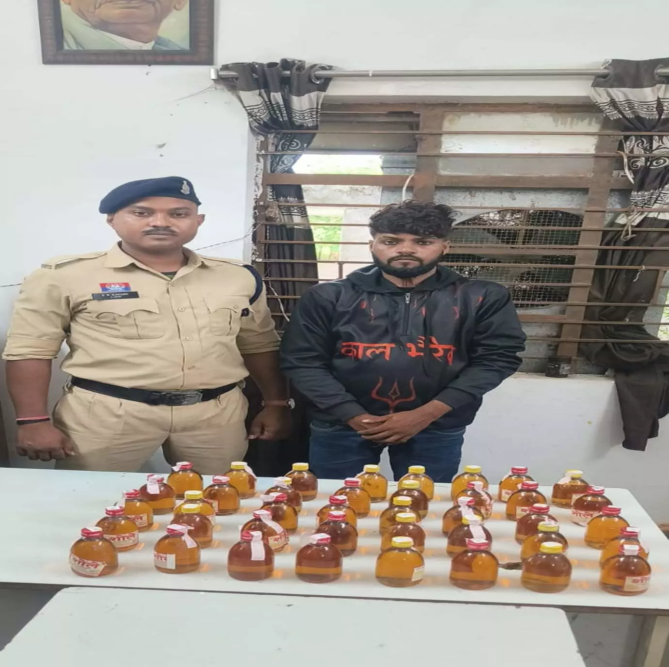पुलिस ने अवैध शराब के साथ आरोपी जितेन्द्र बांधे को किया गिरफ्तार पुलिस ने अवैध शराब के साथ आरोपी जितेन्द्र बांधे को किया गिरफ्तार