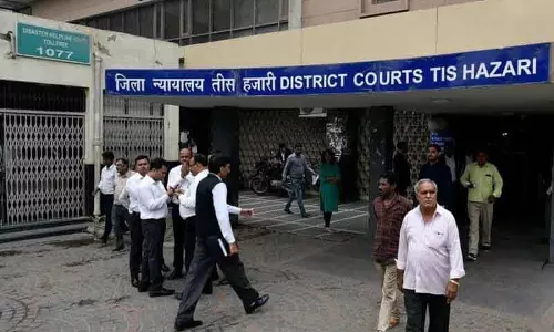 अंडरगारमेंट्स में व्यक्ति ने दिल्ली कोर्ट की वर्चुअल सुनवाई में बाधा डाली अंडरगारमेंट्स में व्यक्ति ने दिल्ली कोर्ट की वर्चुअल सुनवाई में बाधा डाली