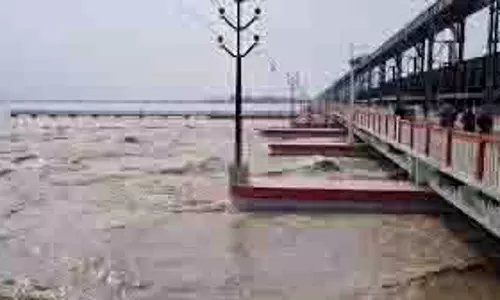 Bihar : बढ़ते जलस्तर के कारण कोसी नदी के 25 गेट खोले गए Bihar : बढ़ते जलस्तर के कारण कोसी नदी के 25 गेट खोले गए