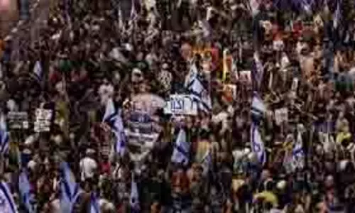 Gaza Peace Plan : तेल अवीव की सड़क पर उतरे हजारों लोग, नेतन्याहू बोले- जल्द बंधक होंगे रिहा Gaza Peace Plan : तेल अवीव की सड़क पर उतरे हजारों लोग, नेतन्याहू बोले- जल्द बंधक होंगे रिहा
