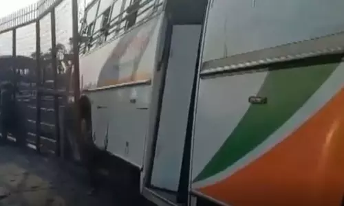 पुल पर खौफनाक नजारा...हवा में लटकी बस, VIDEO