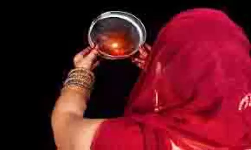 Karwa Chauth Vrat Katha: करवा चौथ पर पढ़ें ये कथा, तभी मिलेगा व्रत का लाभ Karwa Chauth Vrat Katha: करवा चौथ पर पढ़ें ये कथा, तभी मिलेगा व्रत का लाभ