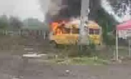 Indore :आग का गोला बनी स्कूल बस, टला बड़ा हादसा Indore :आग का गोला बनी स्कूल बस, टला बड़ा हादसा