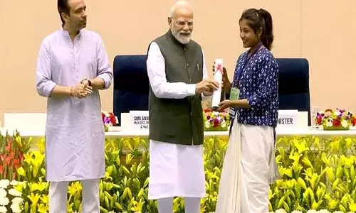 PM Modi ने बस ड्राइवर की बेटी को इलेक्ट्रीशियन ट्रेड में प्रथम स्थान प्राप्त करने पर सम्मानित किया PM Modi ने बस ड्राइवर की बेटी को इलेक्ट्रीशियन ट्रेड में प्रथम स्थान प्राप्त करने पर सम्मानित किया
