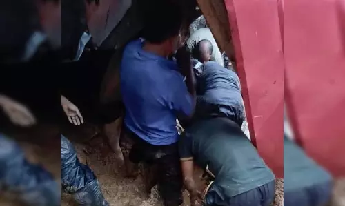 6 लोगों की मौत, पुल ढहने के बाद मची अफरातफरी 6 लोगों की मौत, पुल ढहने के बाद मची अफरातफरी