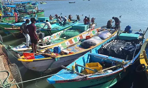Tamil Nadu: कोडियाक्कराई के मछुआरों ने जिले के बाहर के मछुआरों को पकड़ा Tamil Nadu: कोडियाक्कराई के मछुआरों ने जिले के बाहर के मछुआरों को पकड़ा