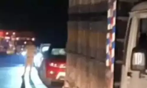 पुल के रेलिंग पर खड़ा था युवक, सीमेंट लोड ट्रक ने कुचला पुल के रेलिंग पर खड़ा था युवक, सीमेंट लोड ट्रक ने कुचला