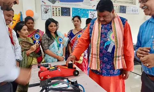 Odisha : केंद्रीय मंत्री ने झारसुगुड़ा के एकलव्य मॉडल स्कूल में कौशल प्रयोगशाला का उद्घाटन किया