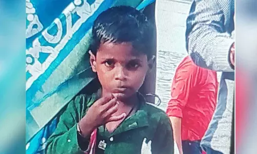 सेप्टिक टैंक में गिरा बच्चा, मौत के बाद परिजन सदमे में सेप्टिक टैंक में गिरा बच्चा, मौत के बाद परिजन सदमे में