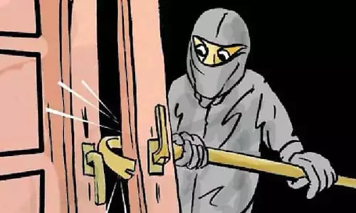 शोपियां में चोरों ने 12 लाख रुपये का सोना और दो गायें चुराईं