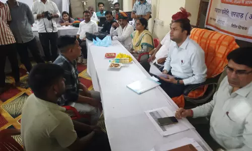 Ajmer : कलेक्टर ने रात्रि चौपाल में मौके पर निस्तारण की कई शिकायतें Ajmer : कलेक्टर ने रात्रि चौपाल में मौके पर निस्तारण की कई शिकायतें