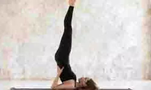 Yoga: डार्क सर्कल्स से छुटकारा पाने के लिए बस ये करें योगासन