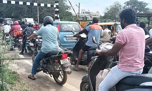 Bengaluru : रेलवे क्रॉसिंग पार करते समय यात्रियों को परेशानी का सामना करना पड़ा Bengaluru : रेलवे क्रॉसिंग पार करते समय यात्रियों को परेशानी का सामना करना पड़ा