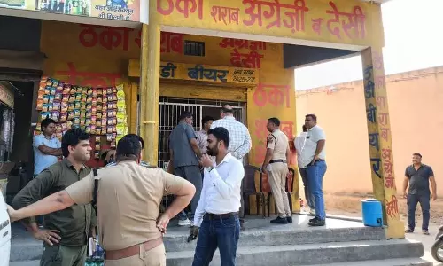 Haryana : पानीपत में बिना लाइसेंस चल रही शराब की दुकान पर छापा Haryana : पानीपत में बिना लाइसेंस चल रही शराब की दुकान पर छापा