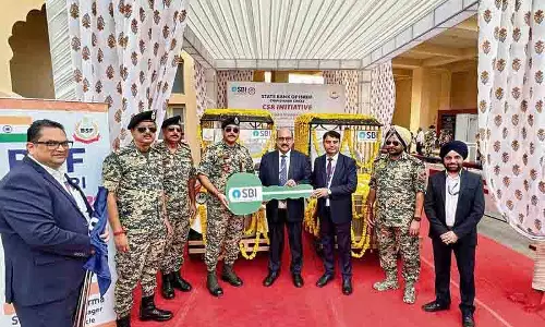 SBI ने वाघा बॉर्डर पर BSF को ई-कार्ट दान किए