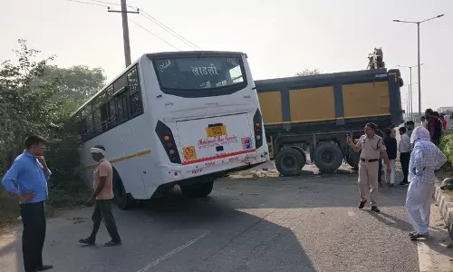 Haryana : झज्जर के दादरी ताओ गांव के पास बस-ट्रक की टक्कर में 40 लोग घायल Haryana : झज्जर के दादरी ताओ गांव के पास बस-ट्रक की टक्कर में 40 लोग घायल