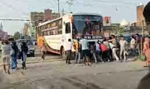 Up News: रेलवे क्रॉसिंग पर बस फंसने से मची अफरा-तफरी, टला बड़ा हादसा Up News: रेलवे क्रॉसिंग पर बस फंसने से मची अफरा-तफरी, टला बड़ा हादसा