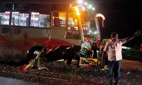 Accident : तीन की मौत, दो अन्य की हालत गंभीर Accident : तीन की मौत, दो अन्य की हालत गंभीर