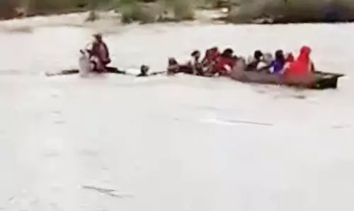 डोंगी डूबते देखकर नदी में कूदे लोग, सूरजपुर में हादसा