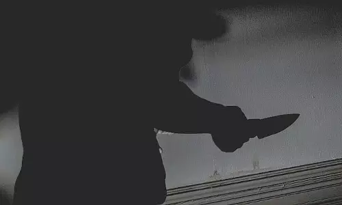 MP : ग्वालियर में चरित्र पर शक होने पर व्यक्ति ने पत्नी की नाक काटी, हमले के बाद फरार MP : ग्वालियर में चरित्र पर शक होने पर व्यक्ति ने पत्नी की नाक काटी, हमले के बाद फरार