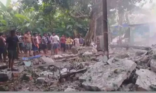 Mayurbhanj: अवैध पटाखा फैक्ट्री में भीषण विस्फोट, महिला समेत दो घायल Mayurbhanj: अवैध पटाखा फैक्ट्री में भीषण विस्फोट, महिला समेत दो घायल