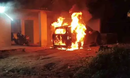 Jharsuguda: बदमाशों ने व्यवसायी की कार में आग लगाकर किया उत्पात