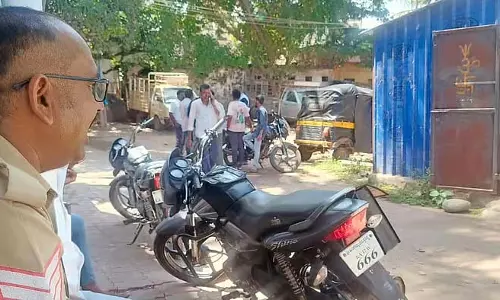 Vijayanagar : नगर निगम की संपत्ति वक्फ को सौंपे जाने का स्थानीय लोगों ने किया विरोध Vijayanagar : नगर निगम की संपत्ति वक्फ को सौंपे जाने का स्थानीय लोगों ने किया विरोध