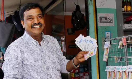 Kerala: थिरुवोनम बंपर विजेता ने नाम न छापने की शर्त रखी, घर पर ताला लगा मिला Kerala: थिरुवोनम बंपर विजेता ने नाम न छापने की शर्त रखी, घर पर ताला लगा मिला