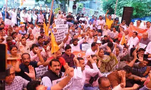 जालंधर के श्री राम चौक पर हिंदू समूह और BJP नेताओं ने तीन घंटे तक धरना दिया जालंधर के श्री राम चौक पर हिंदू समूह और BJP नेताओं ने तीन घंटे तक धरना दिया