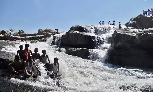 Raichur : चट्टानों के बीच बहता एक झरना Raichur : चट्टानों के बीच बहता एक झरना