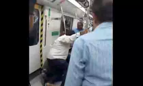 Delhi: ट्रेन के अंदर दो लोगों के बीच गरमागरम बहस के बाद मारपीट