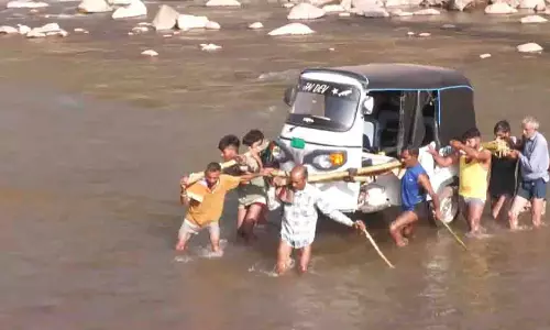 Udhampur: भारी बारिश से पुल बहा, स्थानीय लोग ऑटो रिक्शा कंधों पर ढो रहे