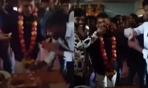 हिस्ट्रीशीटर ने Bengaluru की सेंट्रल जेल के अंदर केक काटा हिस्ट्रीशीटर ने Bengaluru की सेंट्रल जेल के अंदर केक काटा