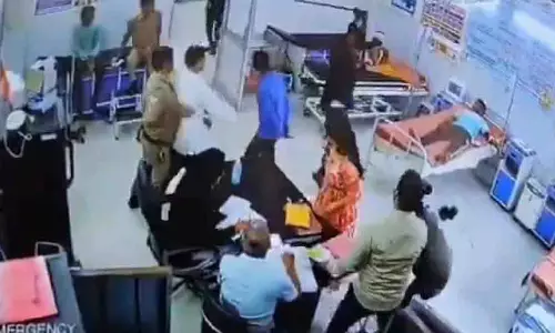 UP: शामली अस्पताल में पुलिस ने मरीजों पर डंडों से किया हमला