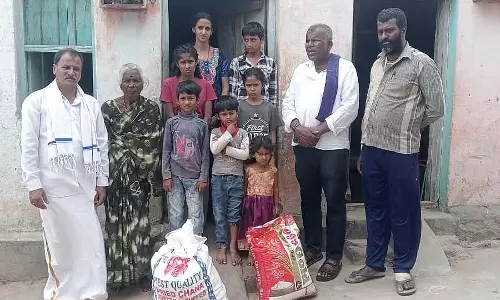 Hunsur : राशन किट बांटकर मनाई विजयदशमी Hunsur : राशन किट बांटकर मनाई विजयदशमी