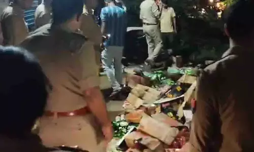 UP: शराब दुकान खुलते ही महिलाओं ने की तोड़फोड़ UP: शराब दुकान खुलते ही महिलाओं ने की तोड़फोड़