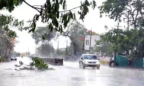 Hyderabad में भारी बारिश से सड़कें और कॉलोनियां जलमग्न, दैनिक जीवन अस्त-व्यस्त