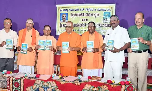 Karnataka : चन्नबसव स्वामीजी ने प्रतिबिम्ब पुस्तक का विमोचन किया