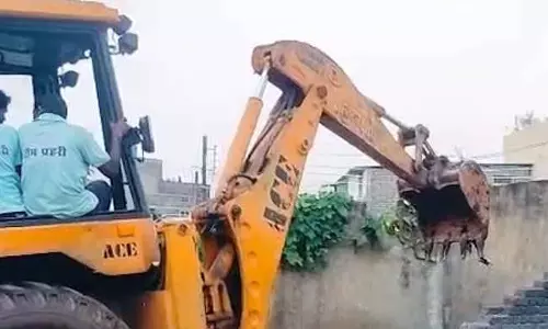 डूमरतराई में चला बुलडोजर, अवैध प्लाटिंग पर निगम की कार्रवाई