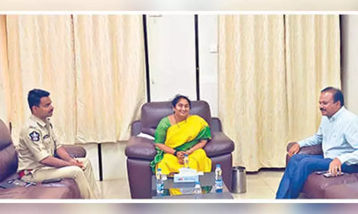 Andhra: मंत्री सविता ने कडप्पा में विकास और कानून व्यवस्था की समीक्षा की