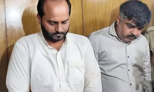 Bhubaneswar : गृह मंत्रालय के अधिकारी बनकर लोगों को ठगने के आरोप में दो गिरफ्तार Bhubaneswar : गृह मंत्रालय के अधिकारी बनकर लोगों को ठगने के आरोप में दो गिरफ्तार