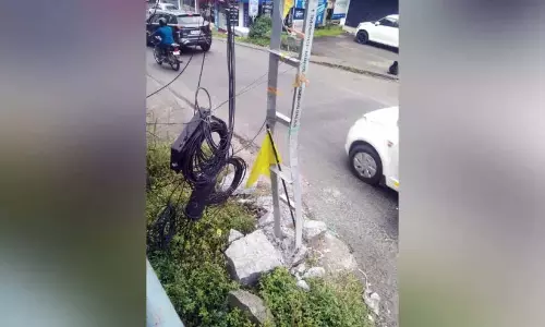 Kerala : लॉरी बिजली के खंभे से टकराई, काफी देर तक बिजली गुल रही