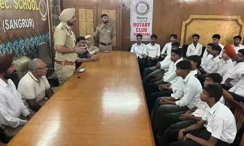 Ludhiana: छात्रों ने त्योहारों के मौसम में नशे के खिलाफ अभियान चलाने की शपथ ली Ludhiana: छात्रों ने त्योहारों के मौसम में नशे के खिलाफ अभियान चलाने की शपथ ली
