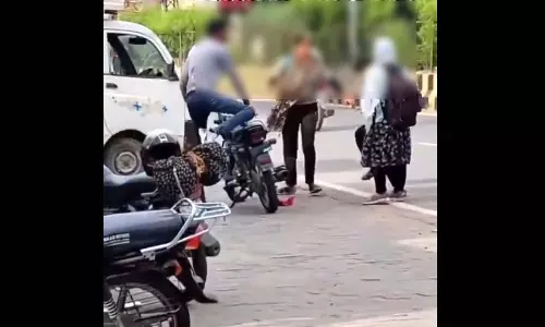 सड़क पर दंगल, लड़के और लड़कियों का वीडियो हुआ वायरल सड़क पर दंगल, लड़के और लड़कियों का वीडियो हुआ वायरल